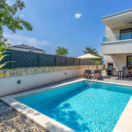 3 Bedroom Gorgeous In مالينسكا
